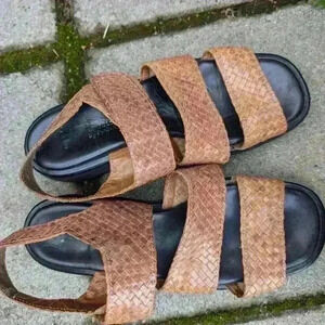 Beautiful Aquatalia brown woven leather sandals size 10